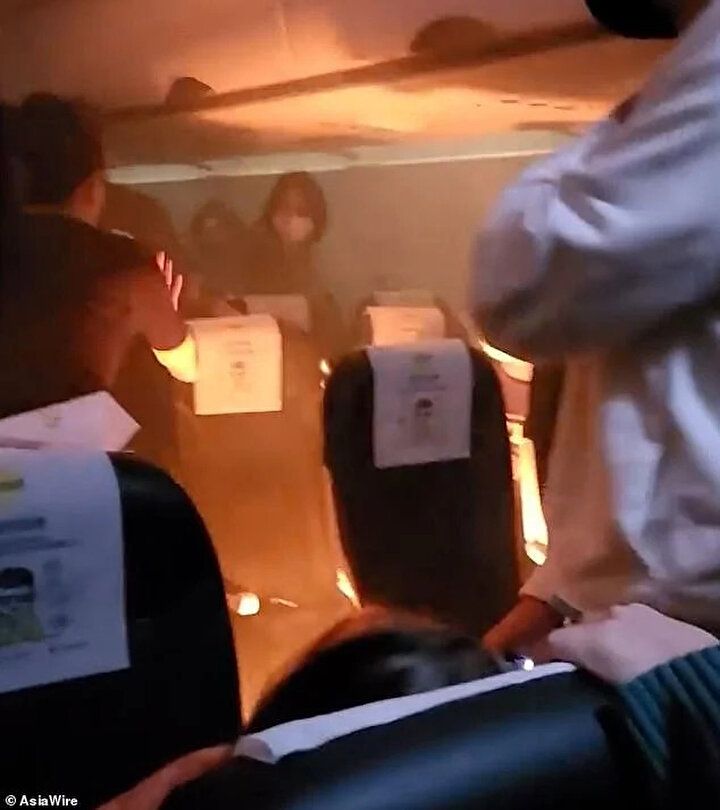 Uçakta korku dolu anlar: Şarj cihazı alev aldı, iki yolcu yaralandı 8