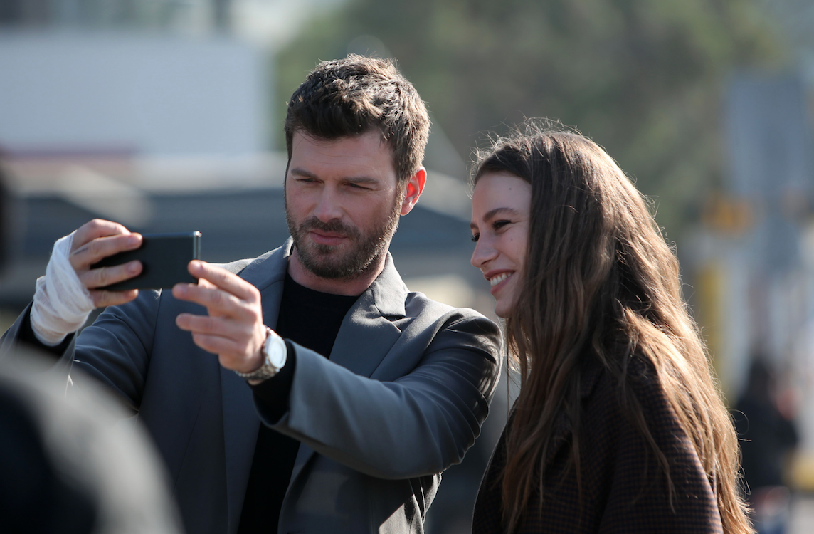 Kıvanç Tatlıtuğ ve Serenay Sarıkaya'yı buluşturan 'Aile' dizisinden ilk kareler yayınlandı 2