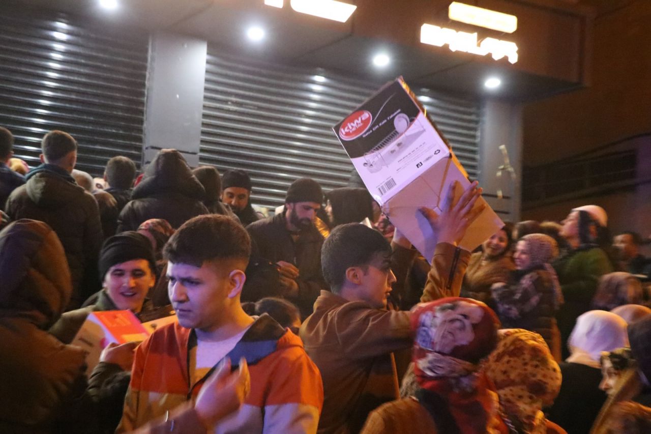 Diyarbakır'da ucuz çeyiz izdihamı! Polis, kalabalığı dağıtmak için ilginç bir yöntem kullandı 2