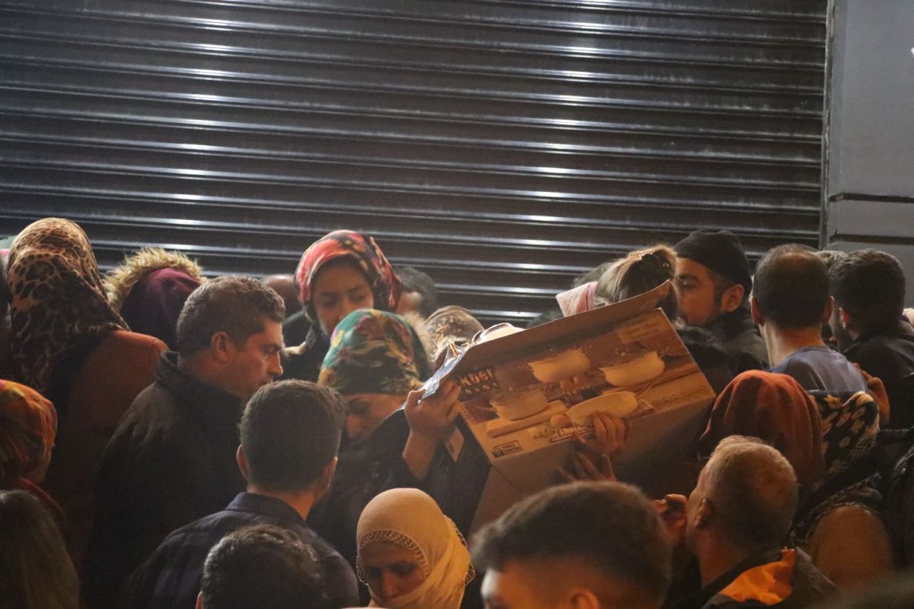 Diyarbakır'da ucuz çeyiz izdihamı! Polis, kalabalığı dağıtmak için ilginç bir yöntem kullandı 5