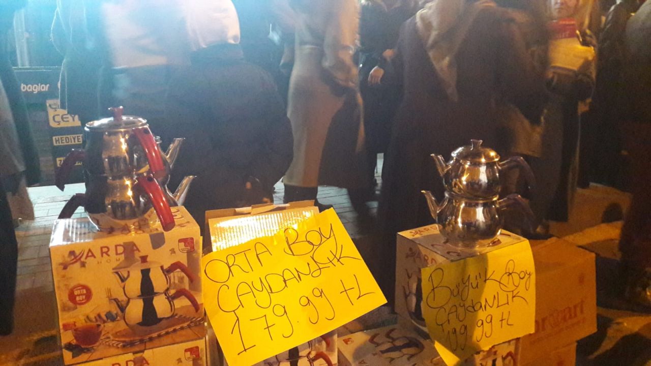 Diyarbakır'da ucuz çeyiz izdihamı! Polis, kalabalığı dağıtmak için ilginç bir yöntem kullandı 3