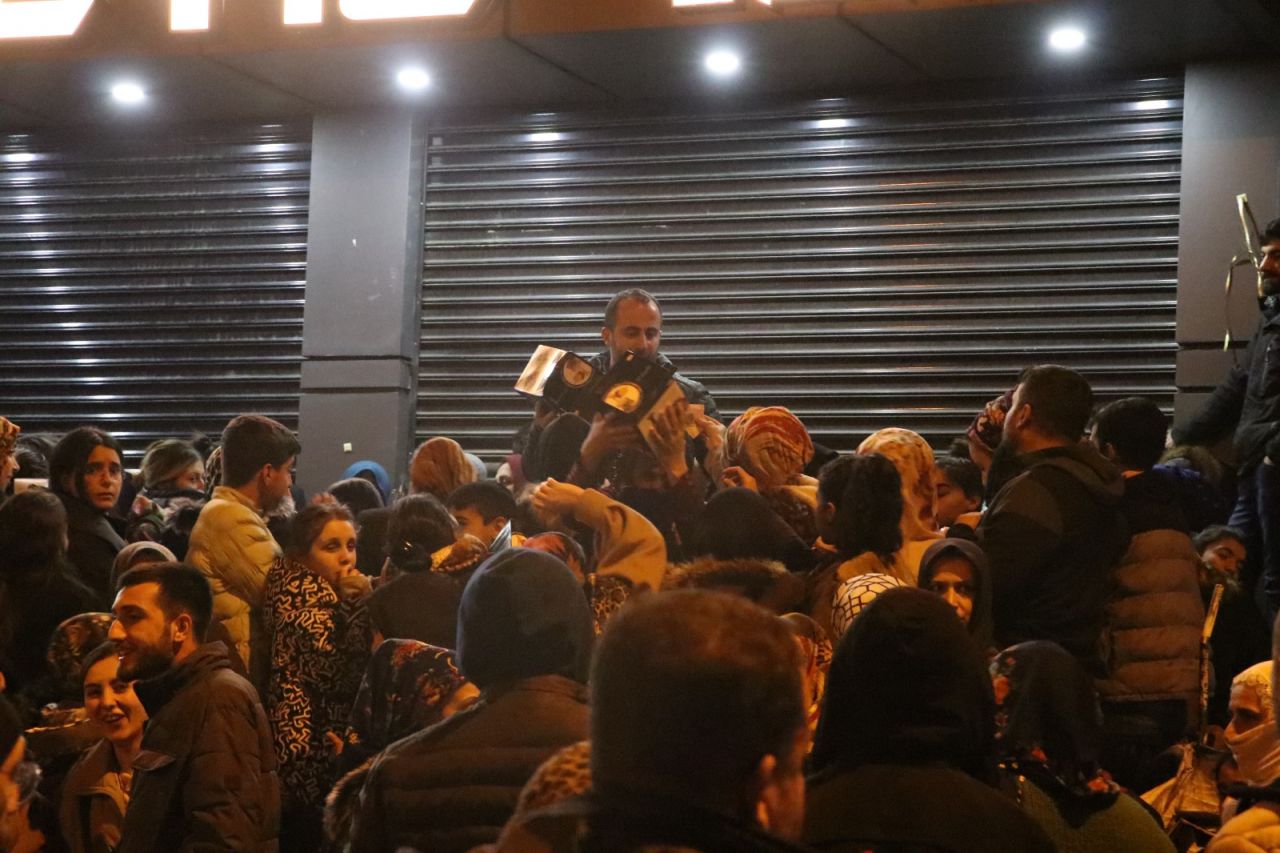 Diyarbakır'da ucuz çeyiz izdihamı! Polis, kalabalığı dağıtmak için ilginç bir yöntem kullandı 1
