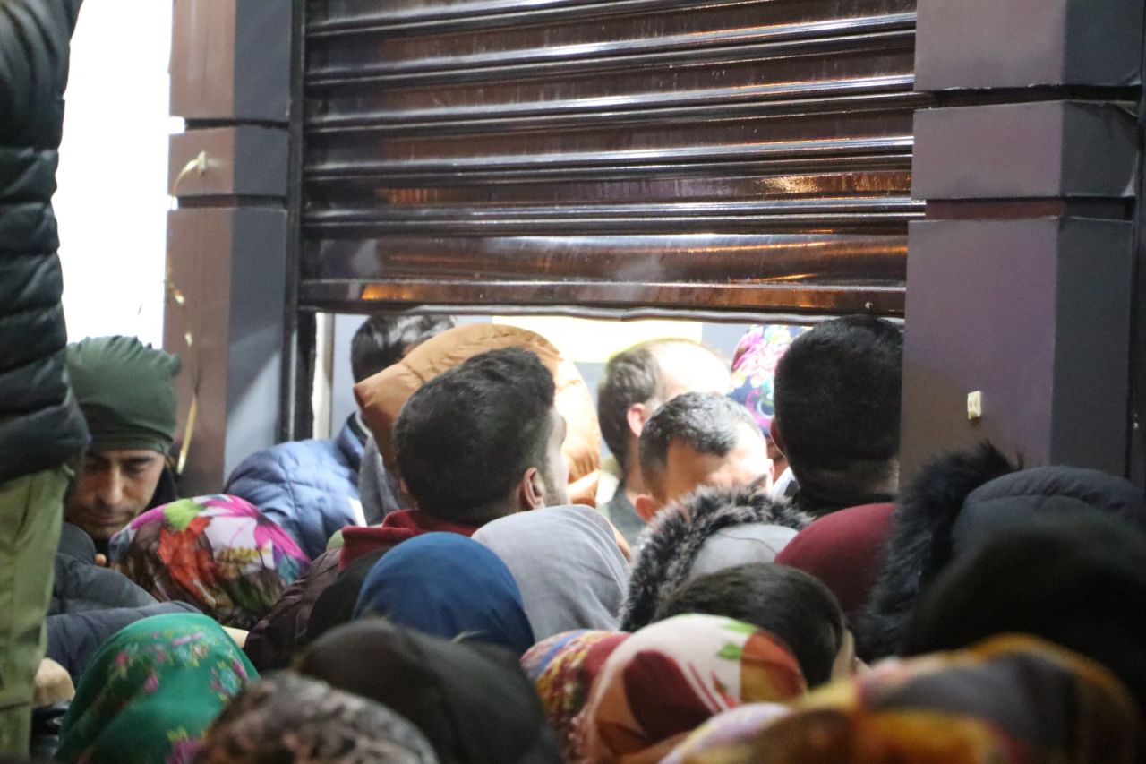 Diyarbakır'da ucuz çeyiz izdihamı! Polis, kalabalığı dağıtmak için ilginç bir yöntem kullandı 4