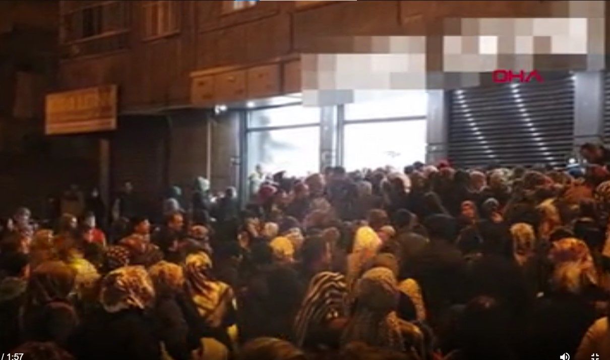 Diyarbakır'da ucuz çeyiz izdihamı! Polis, kalabalığı dağıtmak için ilginç bir yöntem kullandı 7
