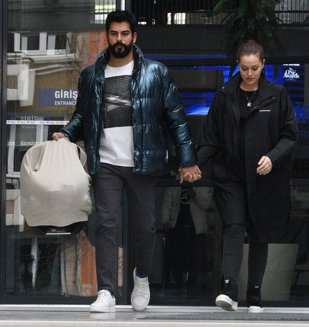Burak Özçivit eşi Fahriye Evcen'i doğum sırasında yalnız bırakmadı 1