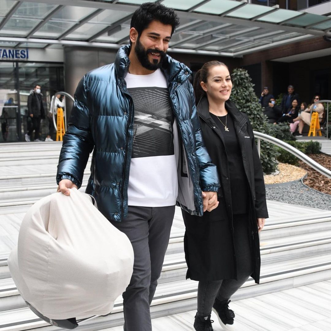 Burak Özçivit eşi Fahriye Evcen'i doğum sırasında yalnız bırakmadı 5