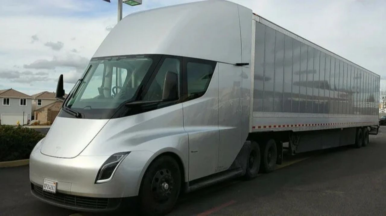 Seri üretime başlanan Tesla’nın elektrikli tırı Semi, arıza vermeye başladı 4