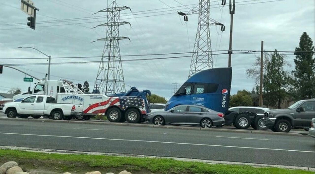 Seri üretime başlanan Tesla’nın elektrikli tırı Semi, arıza vermeye başladı 3