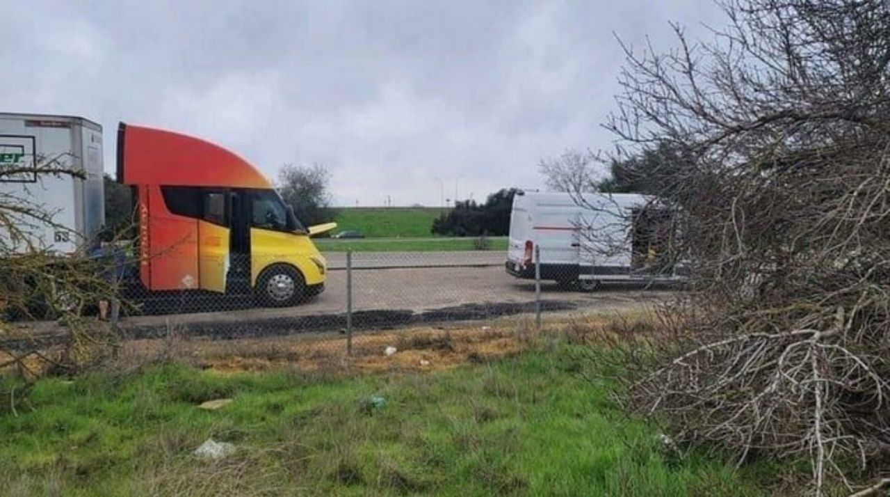 Seri üretime başlanan Tesla’nın elektrikli tırı Semi, arıza vermeye başladı 2