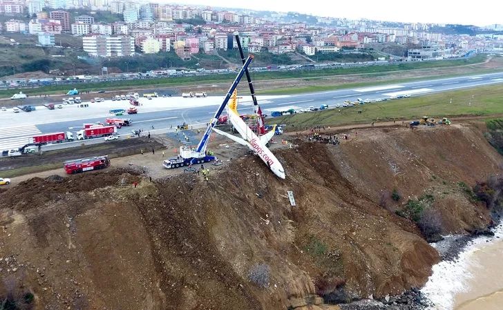 Trabzon Havalimanı'nda yamaca saplanan uçaktaki yolcuların ifadeleri ortaya çıktı! "Uçak patlayacak, atın aşağıya kendinizi" 1