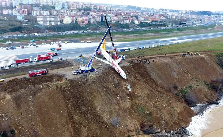 Trabzon Havalimanı'nda yamaca saplanan uçaktaki yolcuların ifadeleri ortaya çıktı! "Uçak patlayacak, atın aşağıya kendinizi" 4