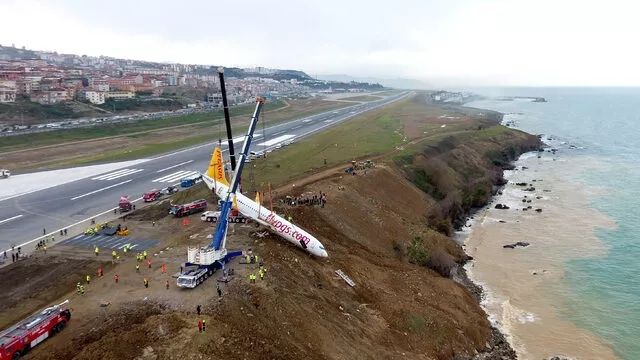 Trabzon Havalimanı'nda yamaca saplanan uçaktaki yolcuların ifadeleri ortaya çıktı! "Uçak patlayacak, atın aşağıya kendinizi" 2