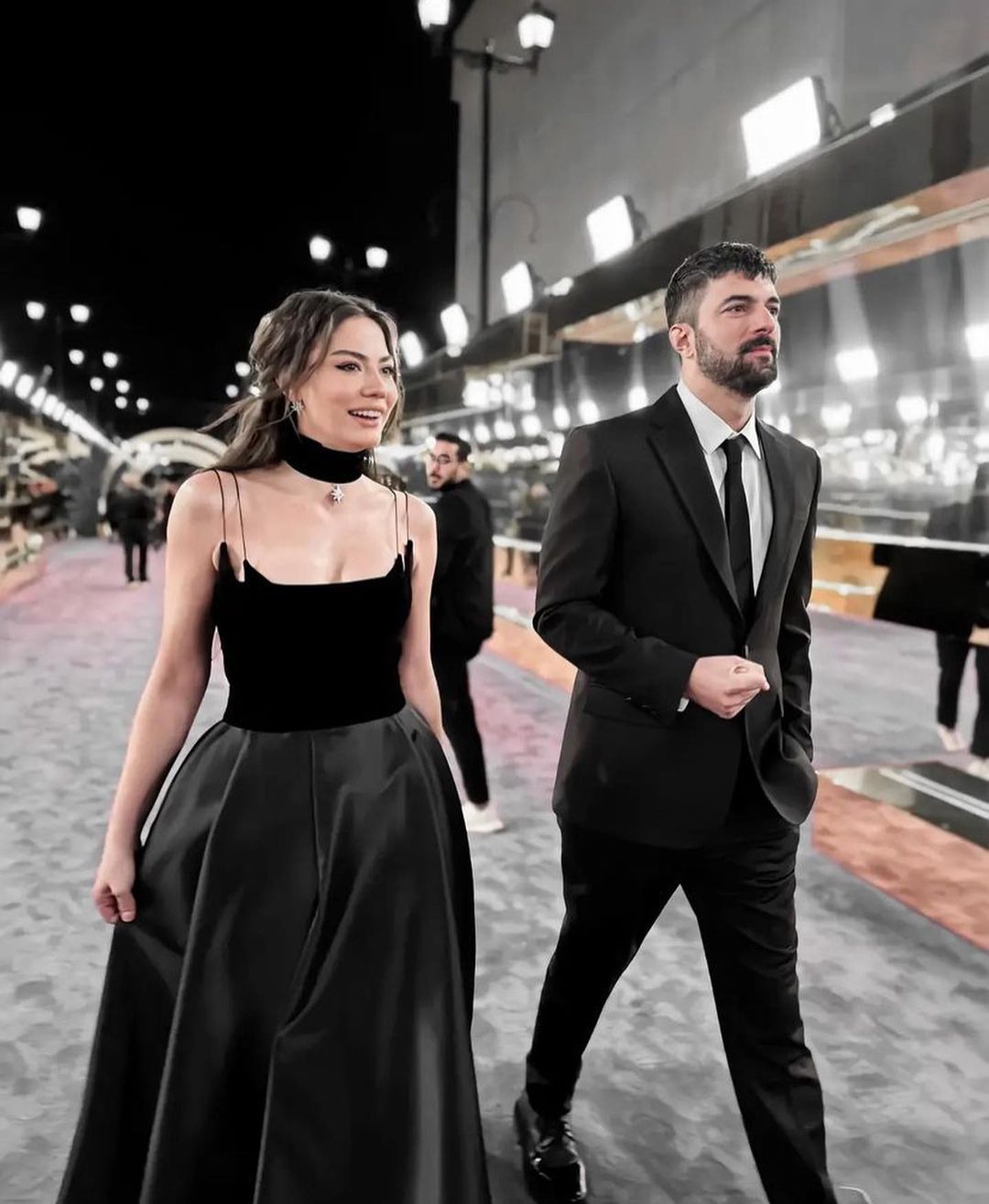 Engin Akyürek ile Demet Özdemir'in uyumlu tarzı ödül törenine damga vurdu 11