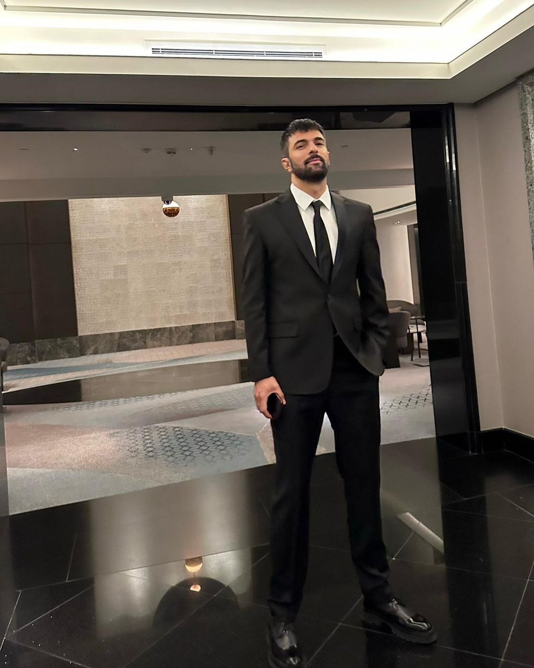 Engin Akyürek ile Demet Özdemir'in uyumlu tarzı ödül törenine damga vurdu 4
