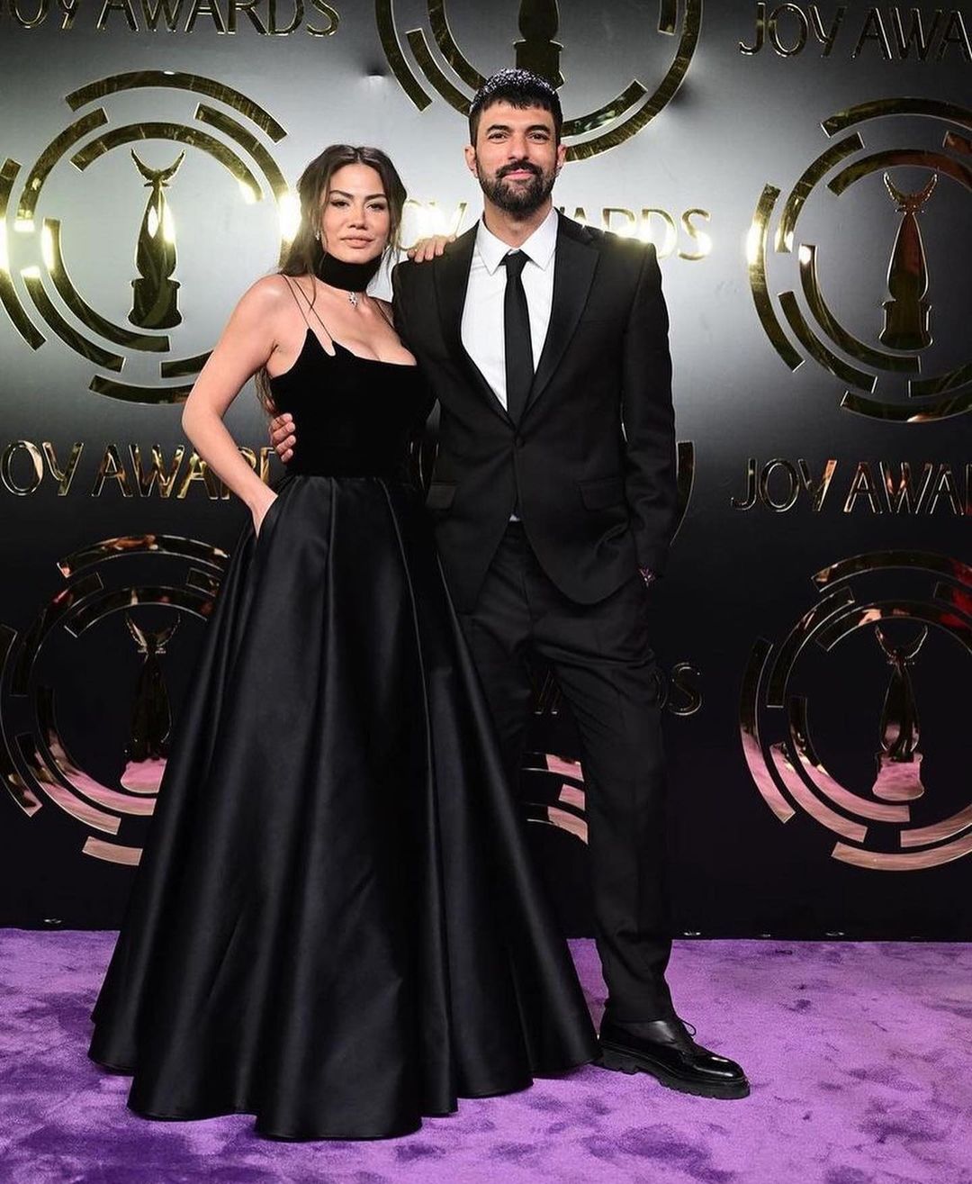 Engin Akyürek ile Demet Özdemir'in uyumlu tarzı ödül törenine damga vurdu 9