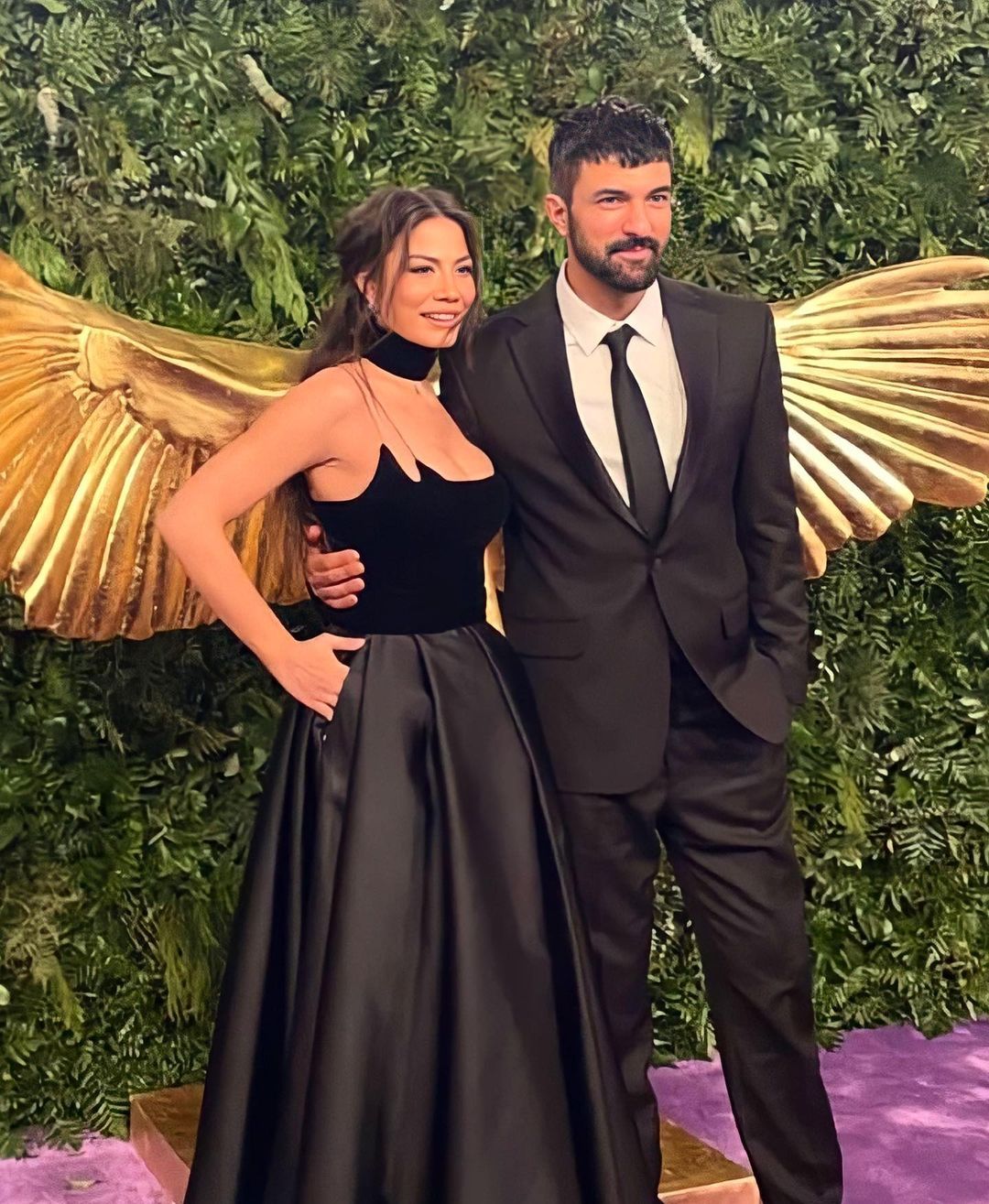 Engin Akyürek ile Demet Özdemir'in uyumlu tarzı ödül törenine damga vurdu 1
