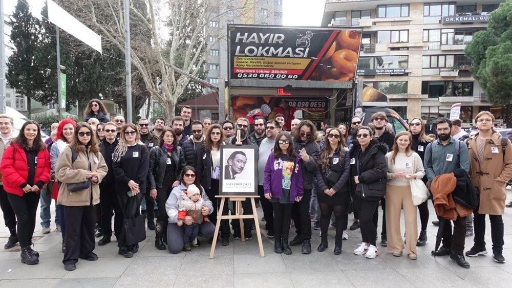 Salvador Dali için 'hayır lokması' döktüler! Kadıköy'de ilginç anlar... 2