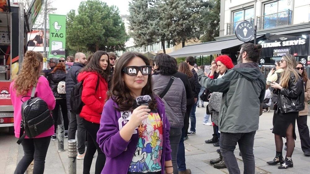 Salvador Dali için 'hayır lokması' döktüler! Kadıköy'de ilginç anlar... 7