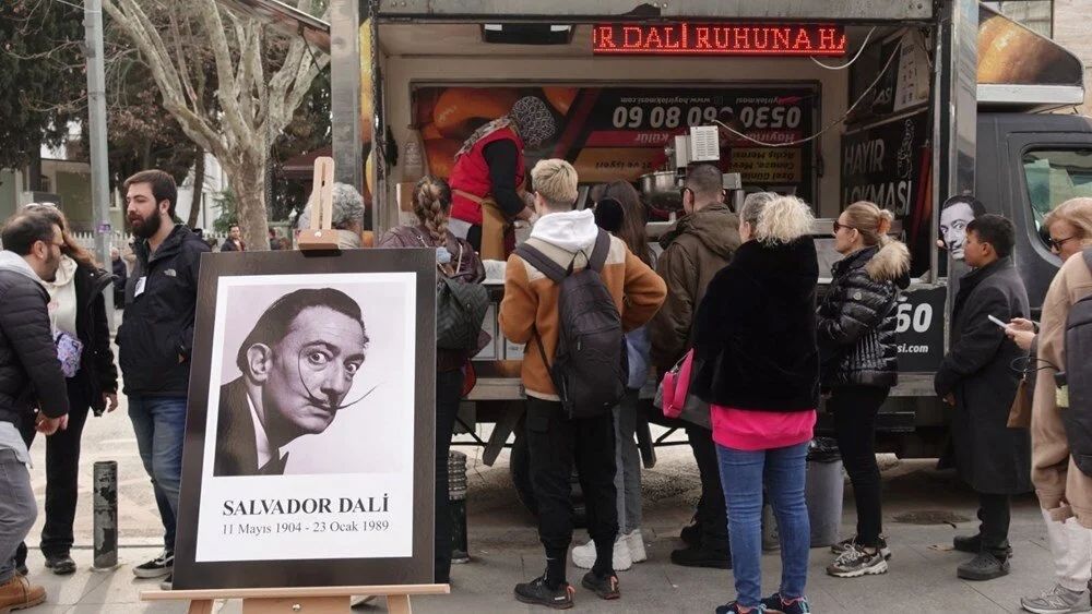 Salvador Dali için 'hayır lokması' döktüler! Kadıköy'de ilginç anlar... 6