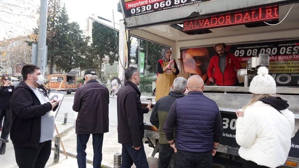 Salvador Dali için 'hayır lokması' döktüler! Kadıköy'de ilginç anlar... 4