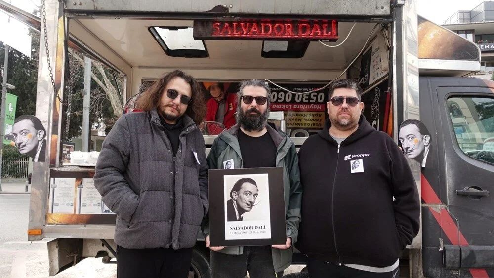 Salvador Dali için 'hayır lokması' döktüler! Kadıköy'de ilginç anlar... 3