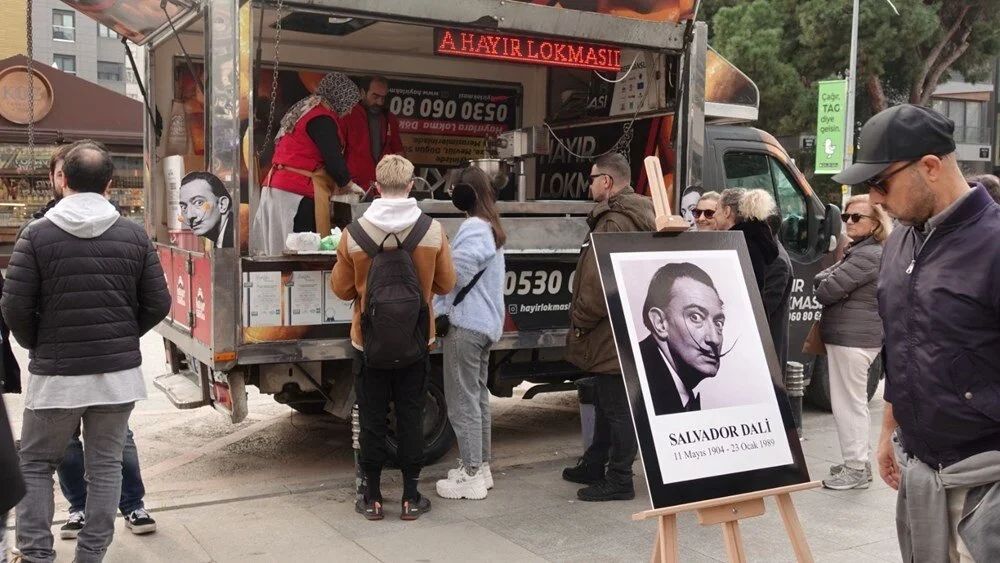 Salvador Dali için 'hayır lokması' döktüler! Kadıköy'de ilginç anlar... 5