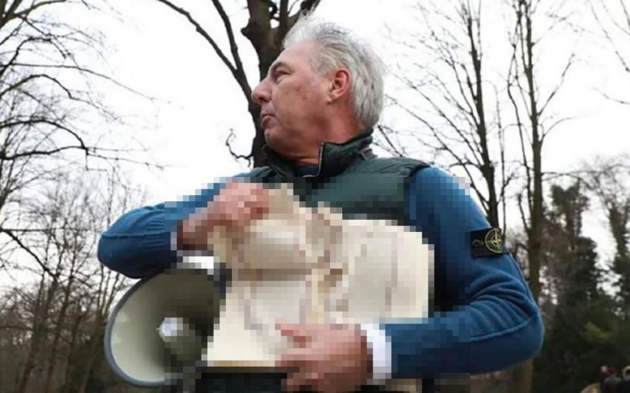 İsveç'ten sonra şimdi de Hollanda! İslamofobik Pegida'nın Hollanda'daki temsilcisi Kur'an-ı Kerim yırttı! 1