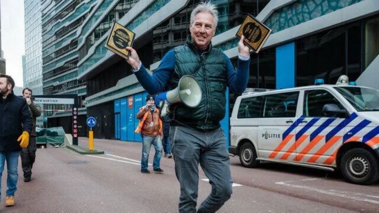 İsveç'ten sonra şimdi de Hollanda! İslamofobik Pegida'nın Hollanda'daki temsilcisi Kur'an-ı Kerim yırttı! 2