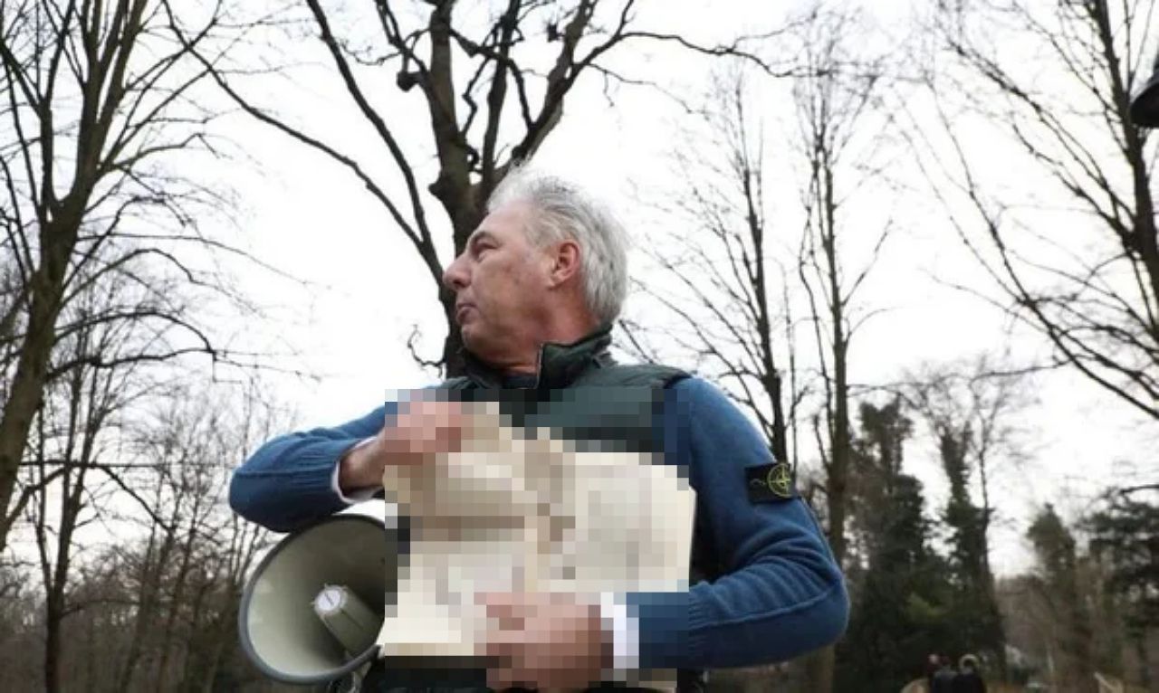 İsveç'ten sonra şimdi de Hollanda! İslamofobik Pegida'nın Hollanda'daki temsilcisi Kur'an-ı Kerim yırttı! 6