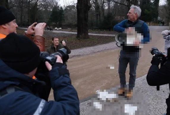 İsveç'ten sonra şimdi de Hollanda! İslamofobik Pegida'nın Hollanda'daki temsilcisi Kur'an-ı Kerim yırttı! 5
