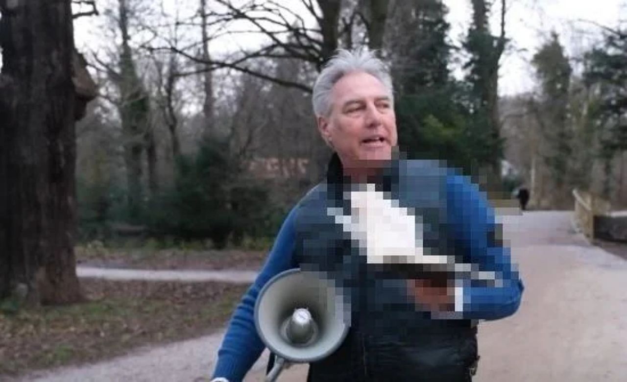 İsveç'ten sonra şimdi de Hollanda! İslamofobik Pegida'nın Hollanda'daki temsilcisi Kur'an-ı Kerim yırttı! 4
