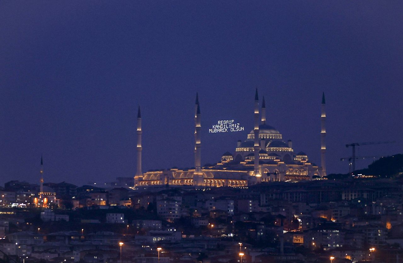 Çamlıca Camii’ne ‘Regaip Kandilimiz Mübarek Olsun’ mahyası asıldı 2