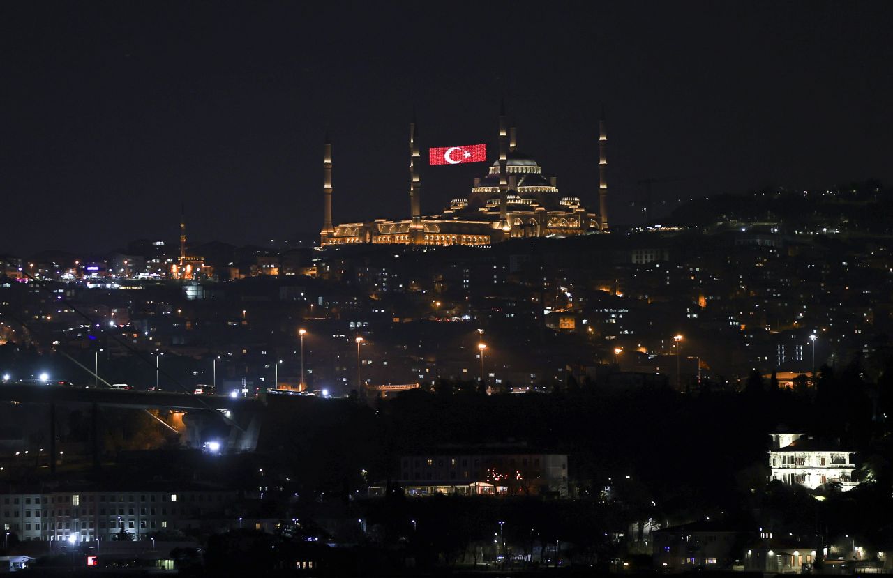 Çamlıca Camii’ne ‘Regaip Kandilimiz Mübarek Olsun’ mahyası asıldı 3
