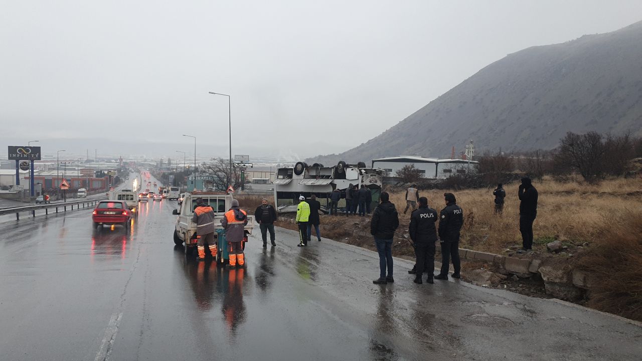 Kayseri'de işçi servisi takla attı! Çok sayıda yaralı var... 2