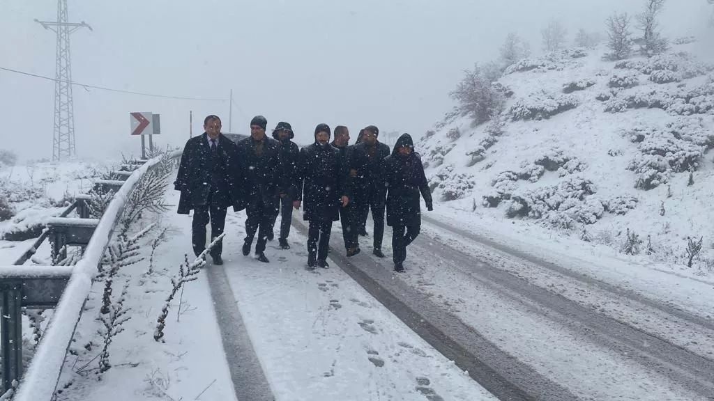 AK Parti heyeti, vali ve belediye başkanının zor anları! Vatandaşlar yardımcı oldu... 3