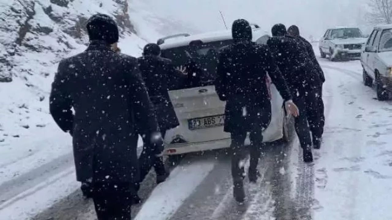 AK Parti heyeti, vali ve belediye başkanının zor anları! Vatandaşlar yardımcı oldu... 1