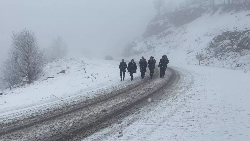AK Parti heyeti, vali ve belediye başkanının zor anları! Vatandaşlar yardımcı oldu... 2