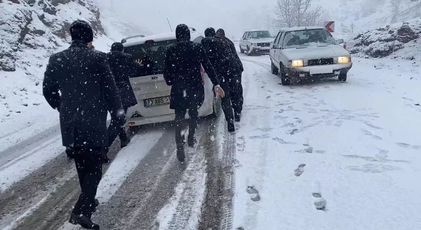 AK Parti heyeti, vali ve belediye başkanının zor anları! Vatandaşlar yardımcı oldu... 5