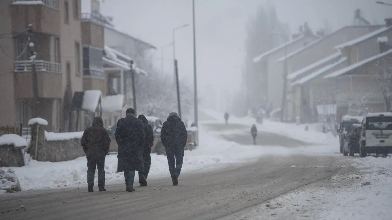 Birçok kent beyaza büründü! İşte yurttan kar manzaraları 21