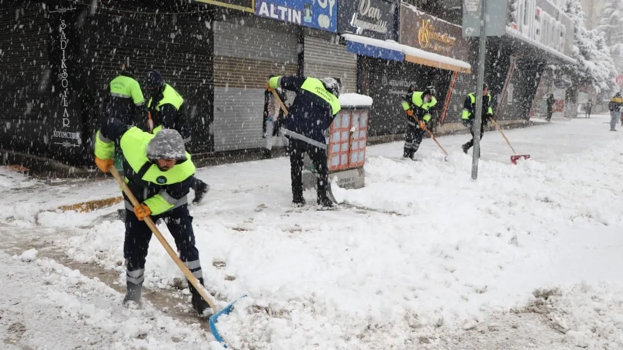 Birçok kent beyaza büründü! İşte yurttan kar manzaraları 26