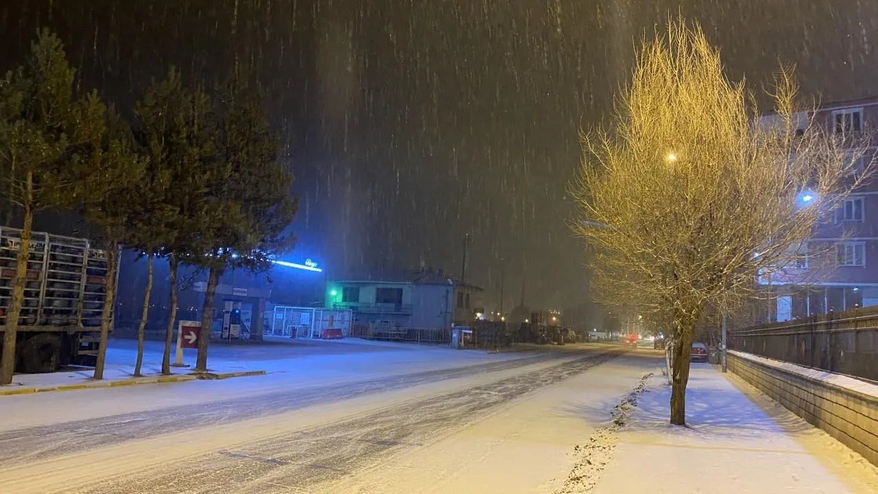 Birçok kent beyaza büründü! İşte yurttan kar manzaraları 8