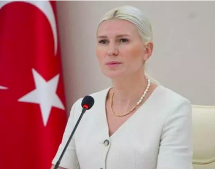 Sosyal medya trolleri allayıp pulladı! İşte çakma Targaryen'in yolsuzlukları... 9