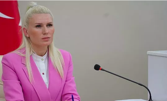 Sosyal medya trolleri allayıp pulladı! İşte çakma Targaryen'in yolsuzlukları... 8