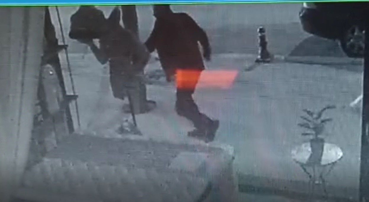 Hülya Avşar'ın karton maketine saldırı 5