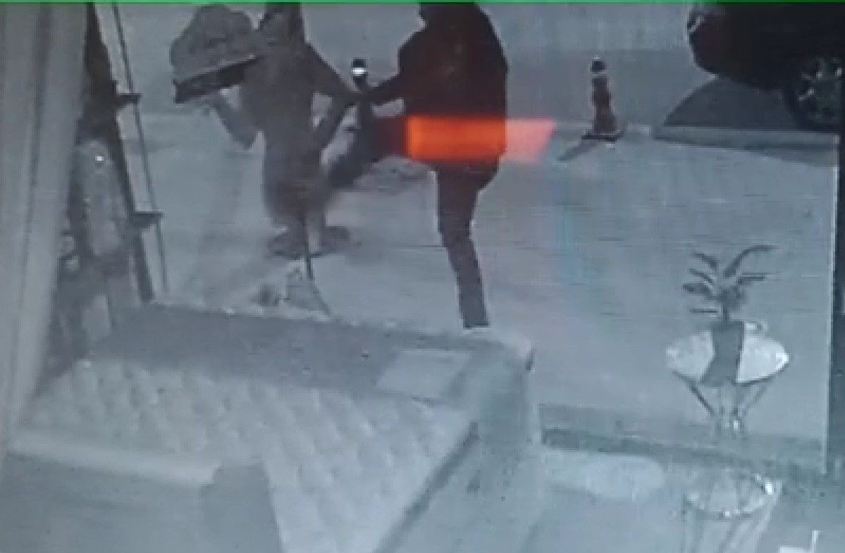 Hülya Avşar'ın karton maketine saldırı 4