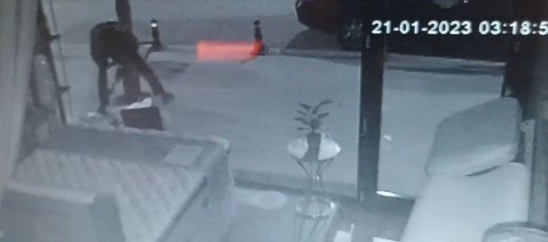 Hülya Avşar'ın karton maketine saldırı 1
