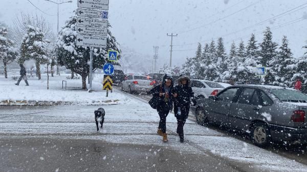 Meteoroloji 42 il için kar uyarısı yaptı! Birçok il beyaza büründü! 'Çerezlik' dedi, asıl karın tarihini verdi! 10