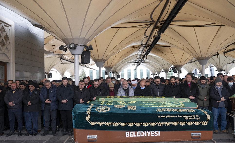 Ankaralı şarkıcı Elvan Yılmaz son yolculuğuna uğurlandı 4