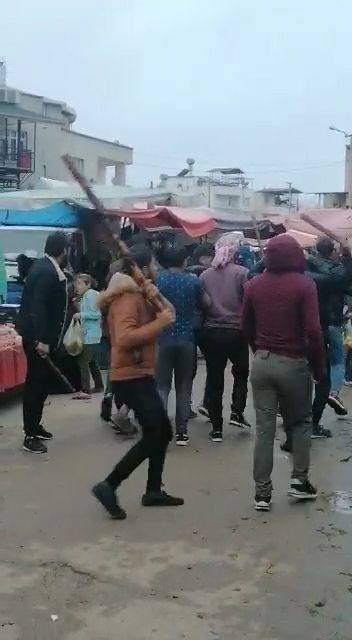 Tartışma sopalı kavgaya dönüştü! Suriyeliler pazar yerini savaş alanına çevirdi 2