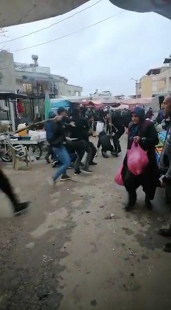 Tartışma sopalı kavgaya dönüştü! Suriyeliler pazar yerini savaş alanına çevirdi 4